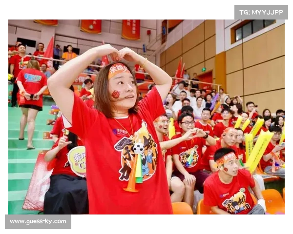 决赛现场鹿特丹阿霍伊体育馆气氛热烈，球迷助威声势浩大